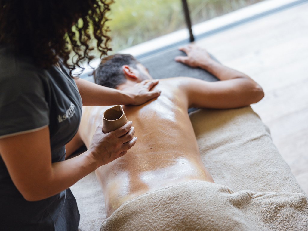 A Soraga il meteo è sempre ottimo per un Day Spa! Massaggio rilassante sulla schiena di un uomo in un centro benessere