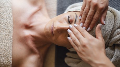 Meteo, Moena, Soraga, Latemar: tutto nella nostra gallery Donna con asciugamano in testa riceve massaggio facciale rilassante