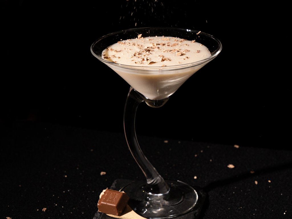 Val di Fassa e ciclabile: da ammirare dal cocktail & tea bar Un cocktail guarnito con scaglie di cioccolato bianco.