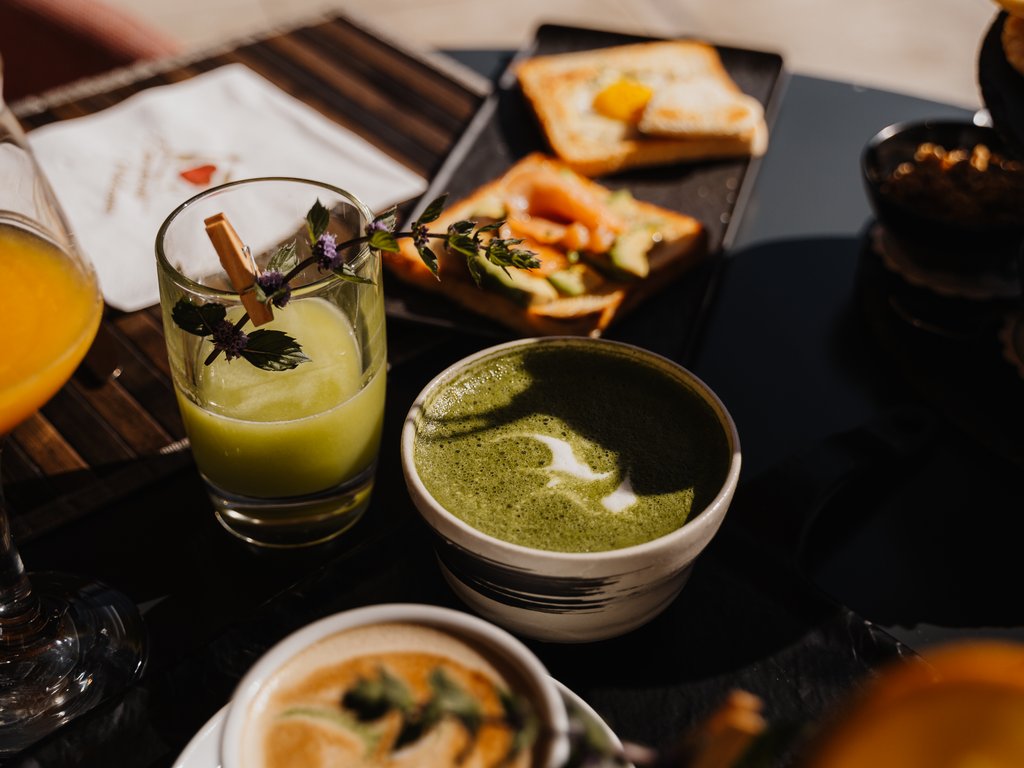 Ristorante a Soraga di Fassa: Mirage con #latermarview Colazione con caffè, tè verde, succhi e toast con avocado e salmone.