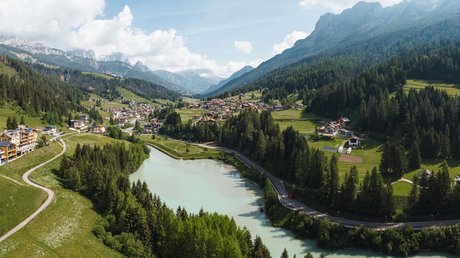 Meteo, Moena, Soraga, Latemar: tutto nella nostra gallery Paesaggio alpino con lago, foreste e villaggio tra le montagne