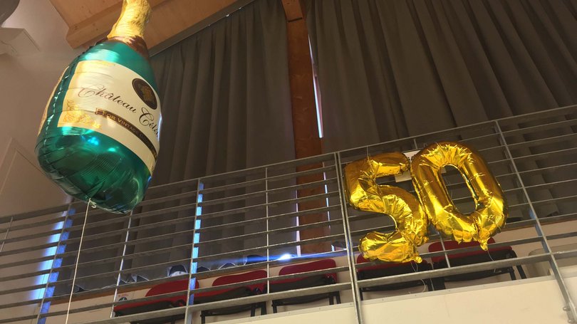 La pista ciclabile in Val di Fassa? C’è molto di più! Palloncini dorati a forma di numero 50 e pallone a forma di bottiglia di champagne