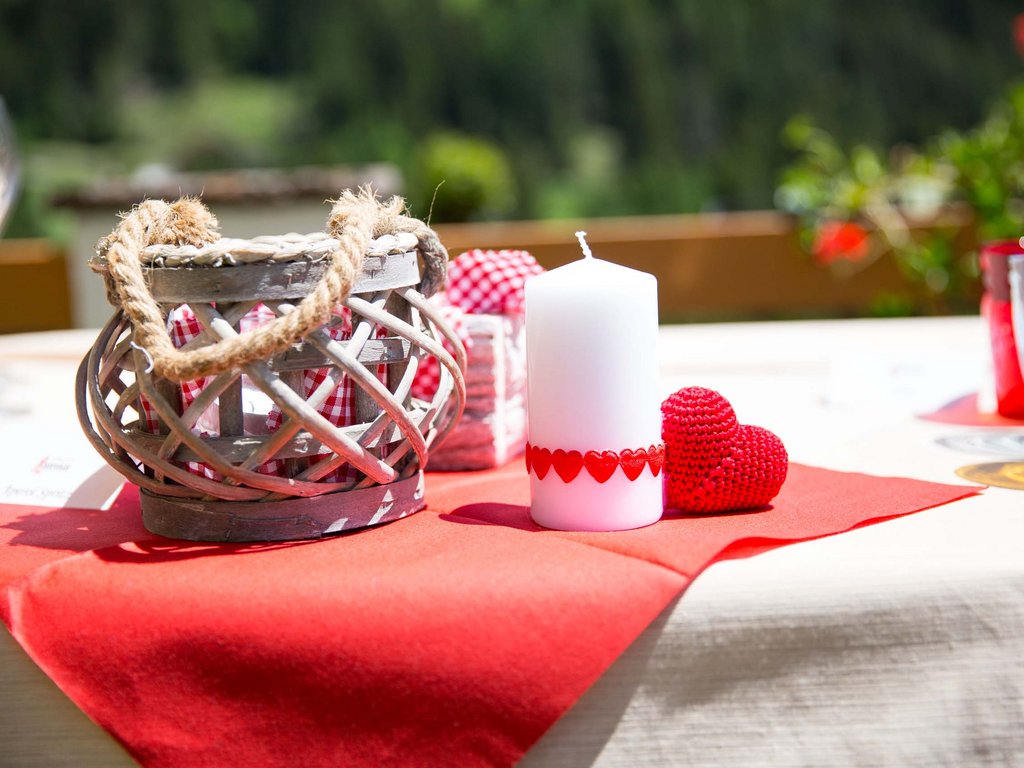 Dalla webcam il Latemar è bello, ma dal vivo è un sogno! Decorazione da tavolo con candela bianca, cuore rosso e cestino rustico