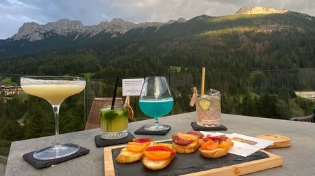 Meteo, Moena, Soraga, Latemar: tutto nella nostra gallery Aperitivi e bruschette su tavolo con vista montagna al tramonto