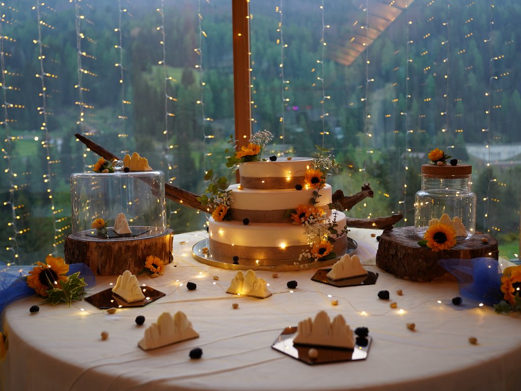 Dalla webcam il Latemar è bello, ma dal vivo è un sogno! Torta a tre piani decorata con girasoli e luci su tavolo rotondo