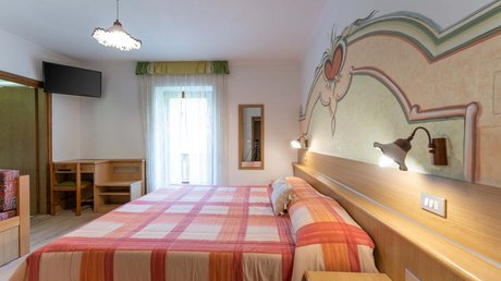 Meteo, Moena, Soraga, Latemar: tutto nella nostra gallery Camera da letto con letto matrimoniale e parete decorata con cuore