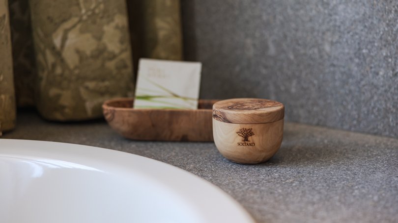 Moena, alberghi da sogno, panorama? C’è l’Hotel Latemar! Barattolo di legno Soltako su appoggio bagno accanto a lavabo bianco