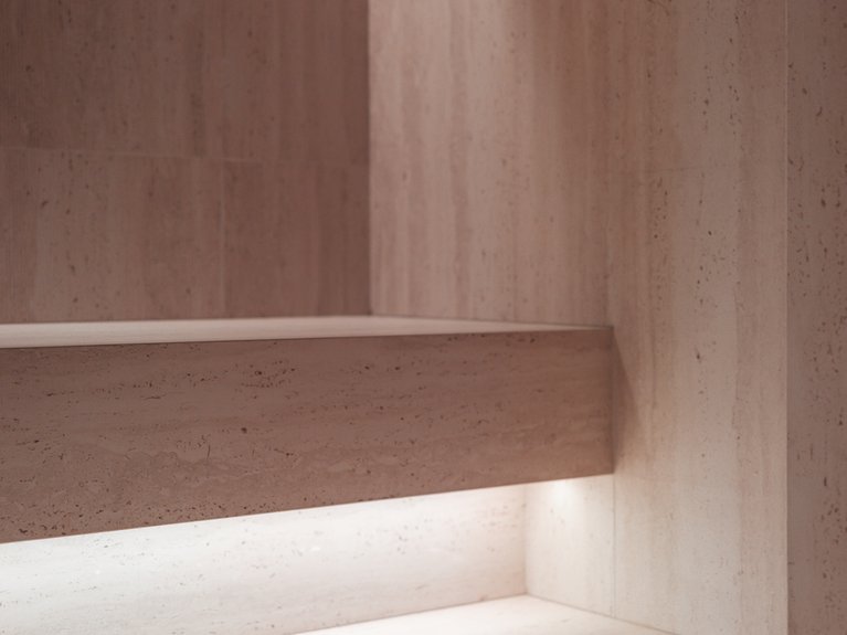 Il rituale dell’hammam al Latemar Hotel Scaletta in marmo con illuminazione integrata e pareti in pietra chiara