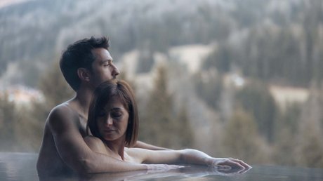 Meteo, Moena, Soraga, Latemar: tutto nella nostra gallery Coppia che si abbraccia in una piscina con vista sulle montagne