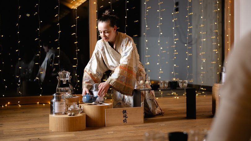 Escursioni da Moena e molto altro: il nostro programma Donna in kimono che prepara una cerimonia del tè tradizionale giapponese