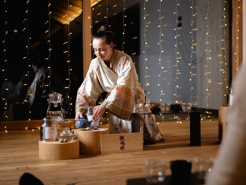 Val di Fassa e ciclabile: da ammirare dal cocktail & tea bar Donna in kimono che prepara una cerimonia del tè tradizionale giapponese
