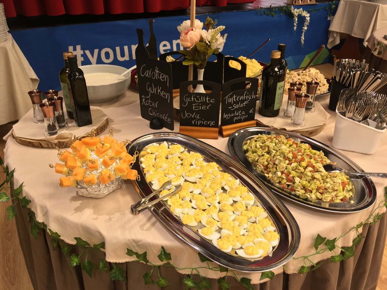 Dalla webcam il Latemar è bello, ma dal vivo è un sogno! Buffet con uova ripiene, insalata di polpo, carote e cetrioli.