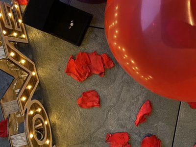 Escursioni da Moena e molto altro: il nostro programma Palloncini rossi, petali di rosa, scritta luminosa e scatola anello nero