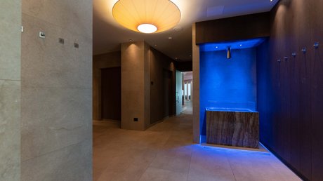 Meteo, Moena, Soraga, Latemar: tutto nella nostra gallery Interno moderno con illuminazione soffusa e angolo illuminato blu