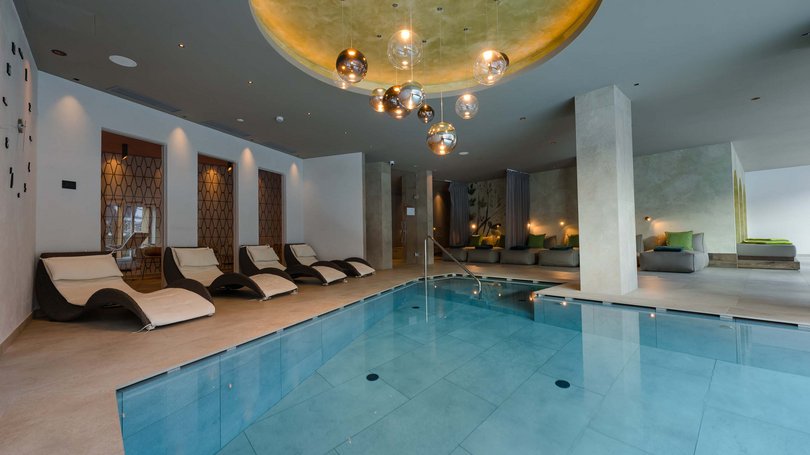 Moena, alberghi da sogno, panorama? C’è l’Hotel Latemar! Piscina interna con lettini e luci decorative al soffitto