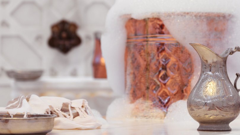 A Soraga il meteo è sempre ottimo per un Day Spa! Bacinella e brocca d'argento con schiuma in un hammam