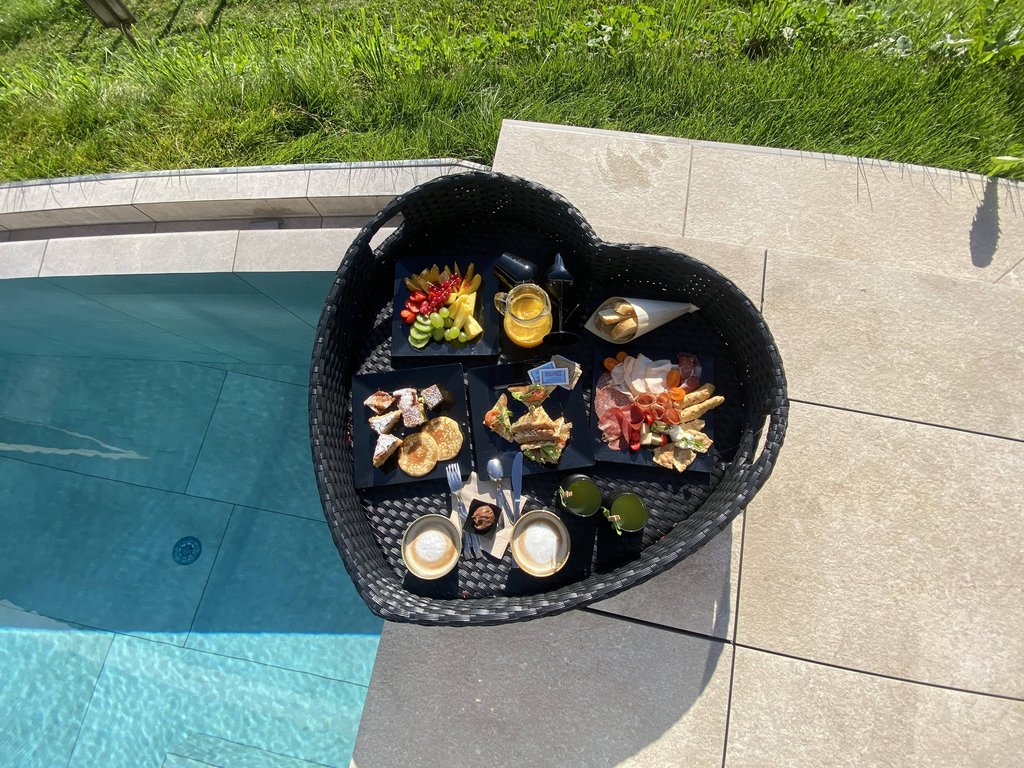 On the cycle track, from Moena to your romantic oasis Heart-shaped basket with assorted breakfast by the pool