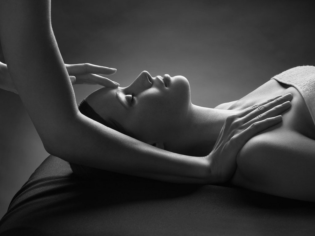 Hotel Latemar con vista sulle Dolomiti Donna rilassata riceve massaggio facciale in ambiente spa