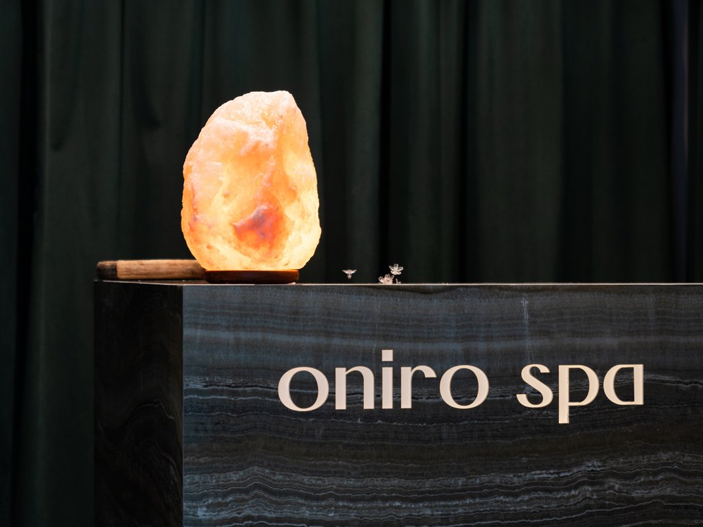 Hotel Latemar con vista sulle Dolomiti Reception spa Oniro con lampada di sale e sfondo con tende scure