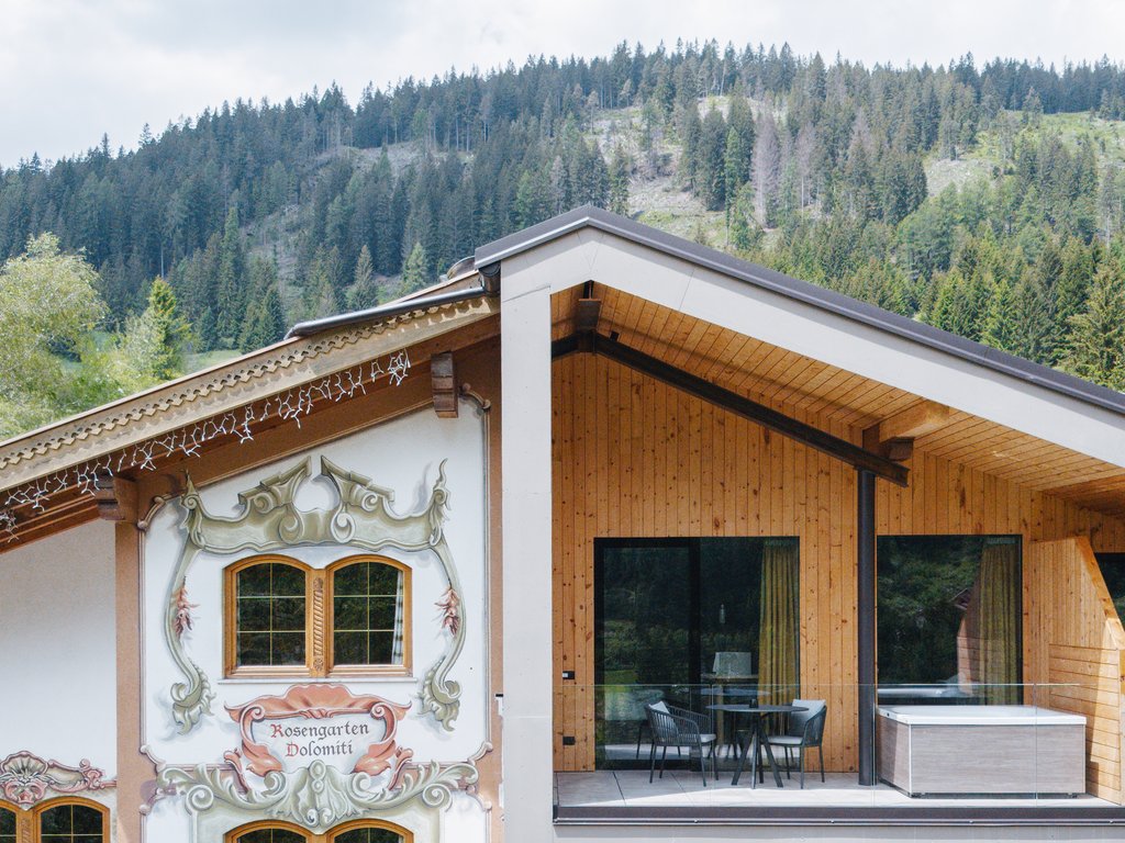 Hotel Latemar con vista sulle Dolomiti Casa di montagna con decorazioni tradizionali e balconi moderni nelle Dolomiti