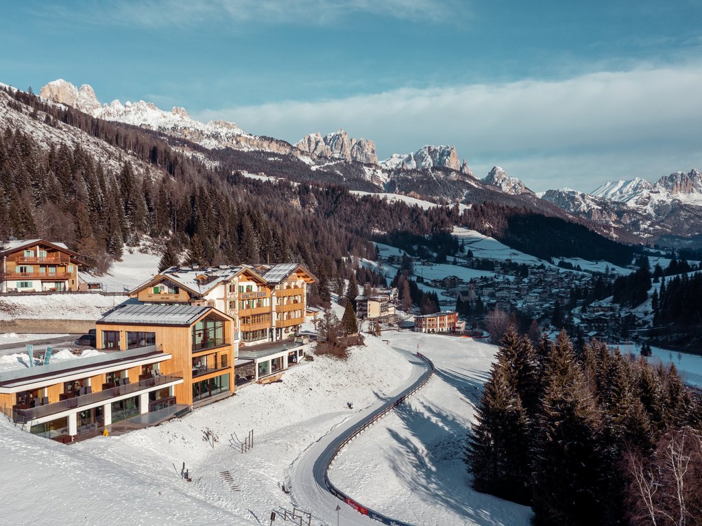 Hotel Latemar con vista sulle Dolomiti Paesaggio invernale con hotel e montagne innevate sulle Dolomiti